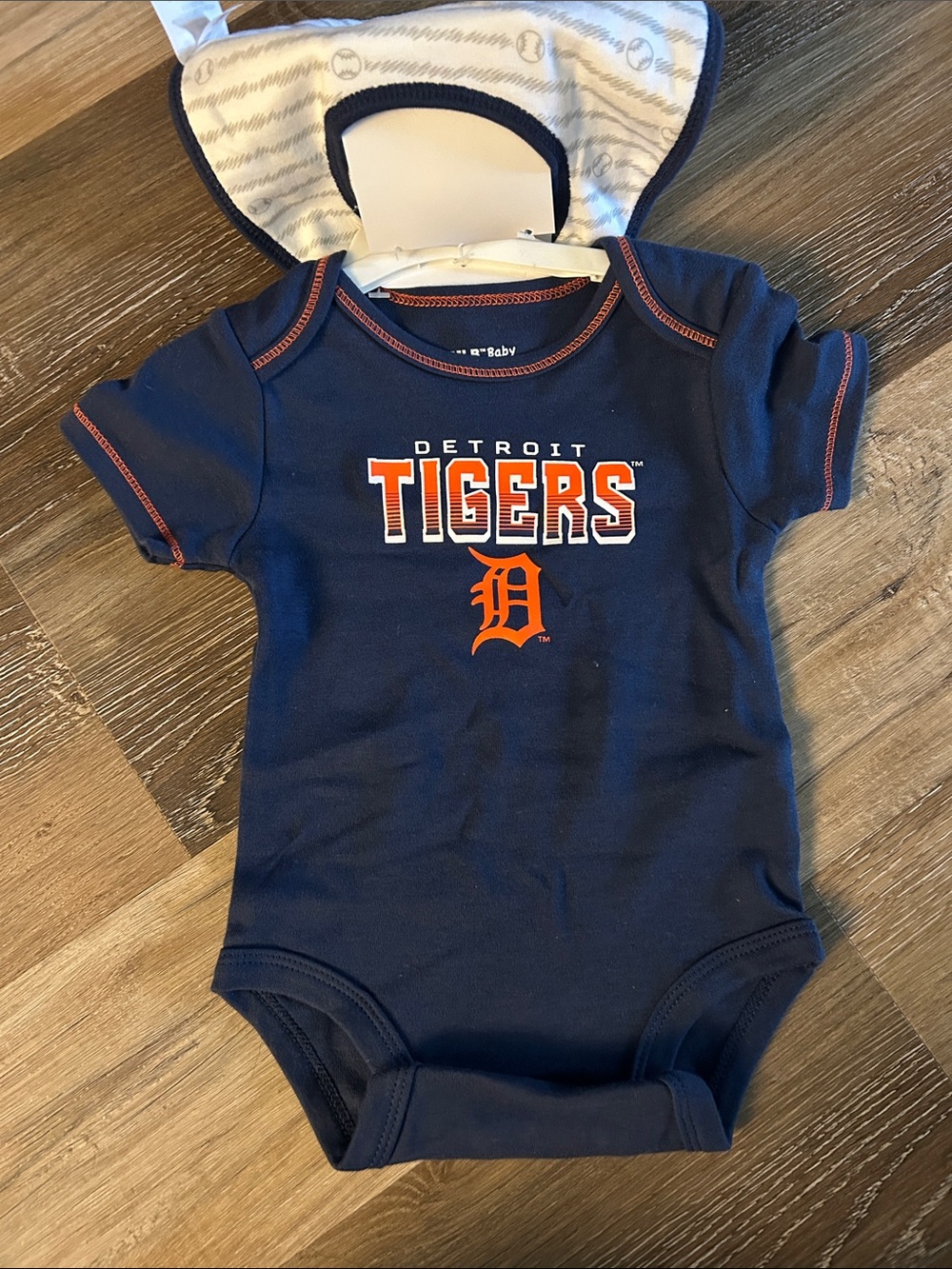 Detroit Tigers Navy Baby One-Piece Bodysuit with MatcingBib and Booties